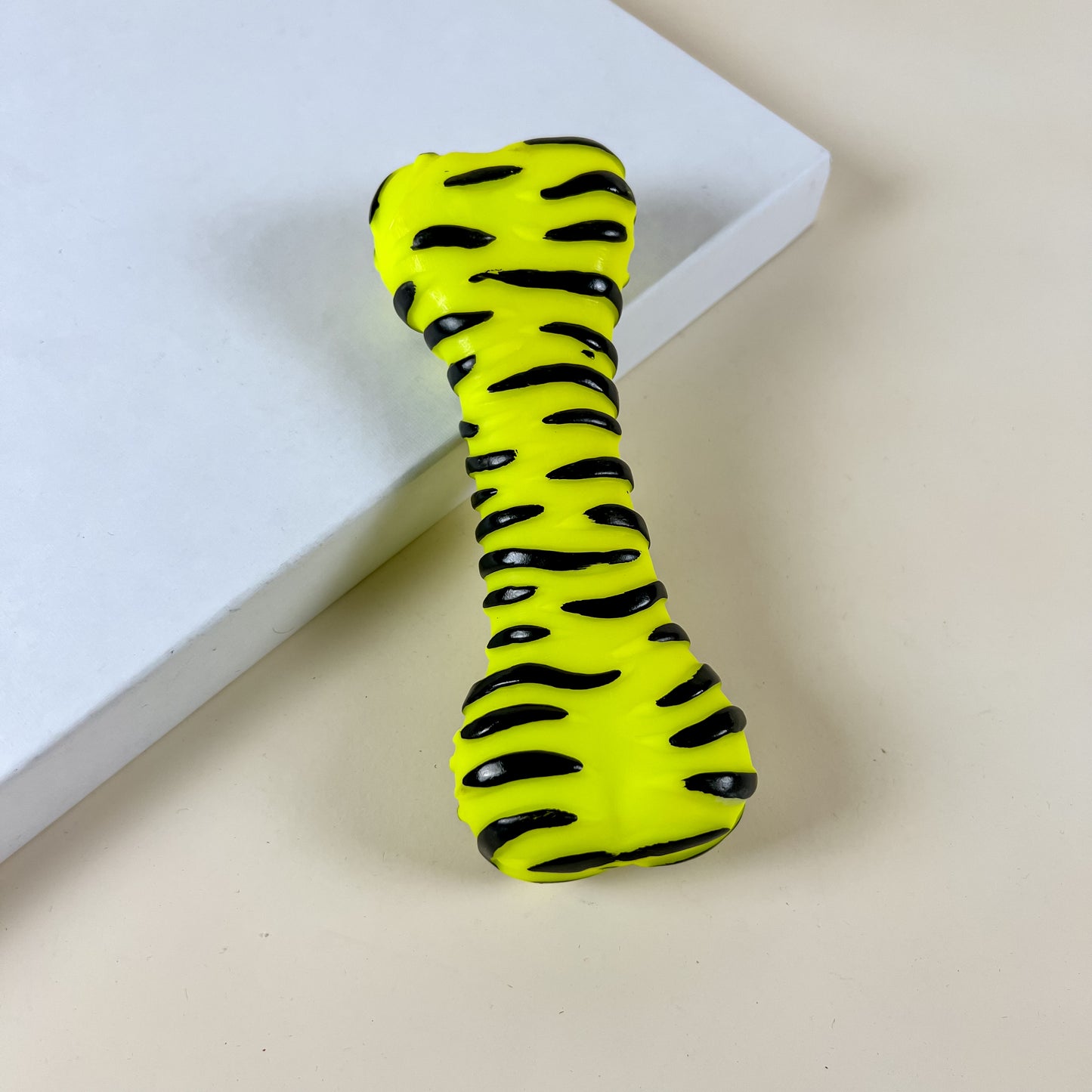 ANNAM Pískací kost se zebrovaným potiskem 19 cm