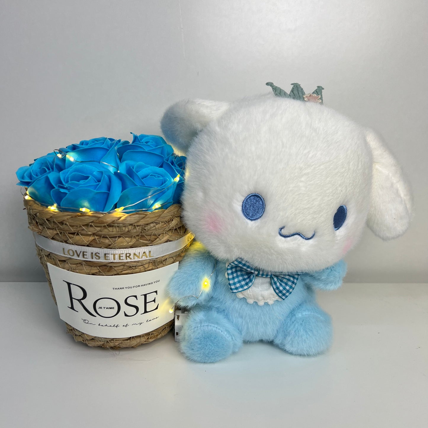 Modrý Plyšový Medvídek s Kyticí v Proutěném Košíku 21 x 30 cm v Průhledném Boxu