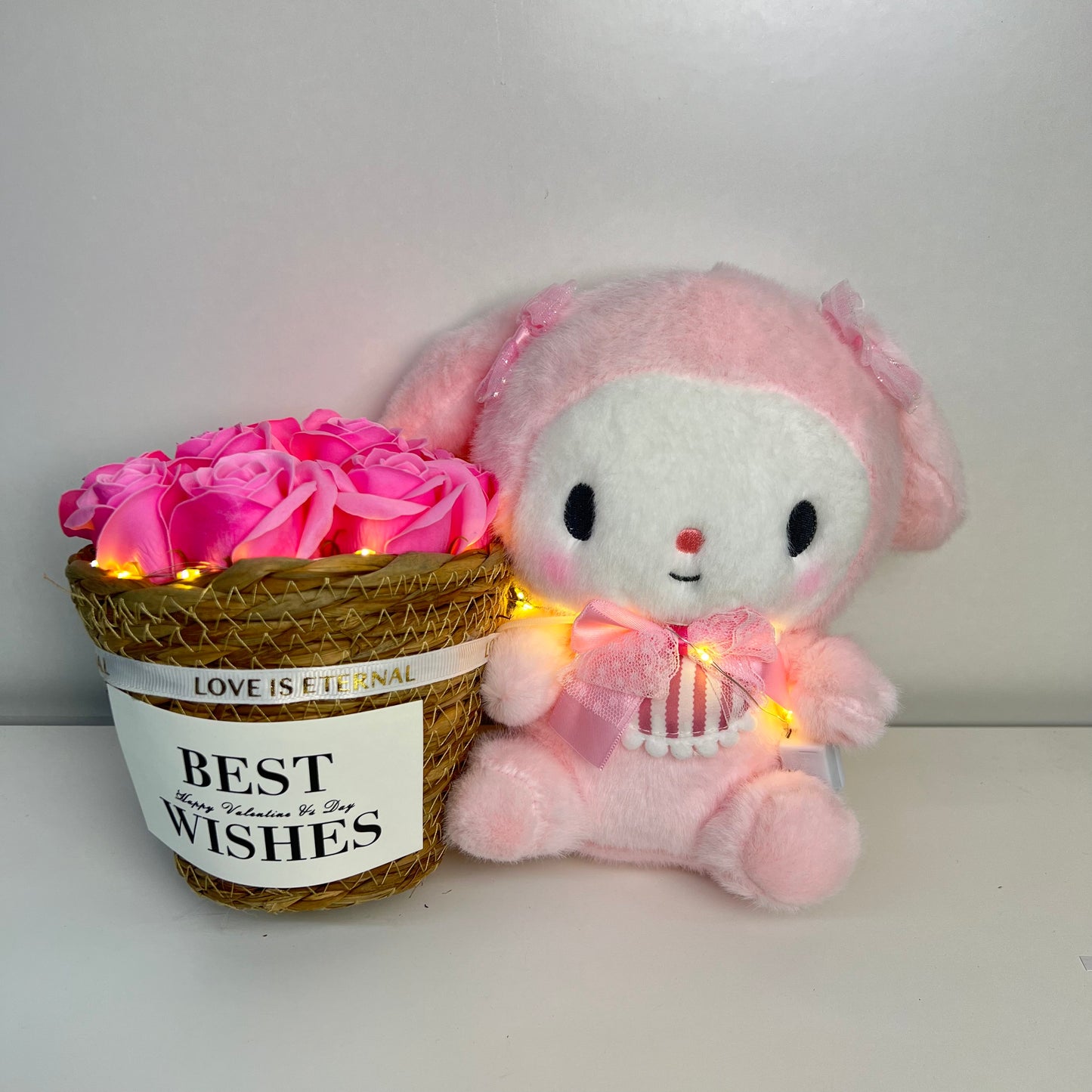 Růžový Plyšový Medvídek s Kyticí v Proutěném Košíku 21 x 30 cm v Průhledném Boxu