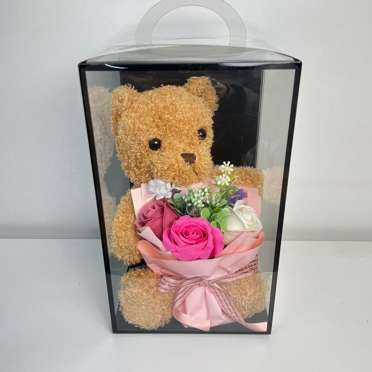 Plyšový Medvídek s Buketem Kyticí - Růžový 28 x 17 cm v Průhledném Boxu
