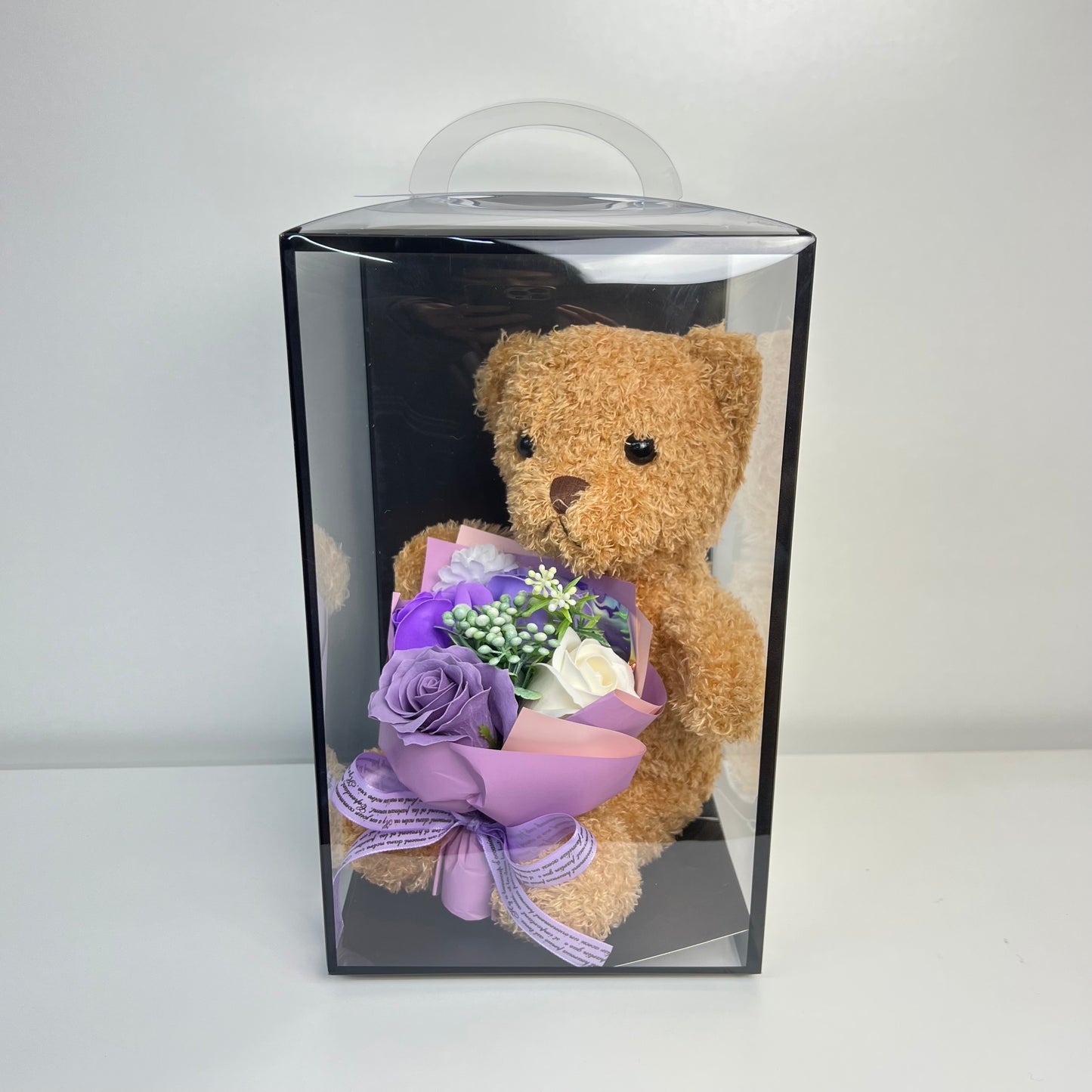 Plyšový Medvídek s Buketem Kyticí - FIalový 28 x 17 cm v Průhledném Boxu