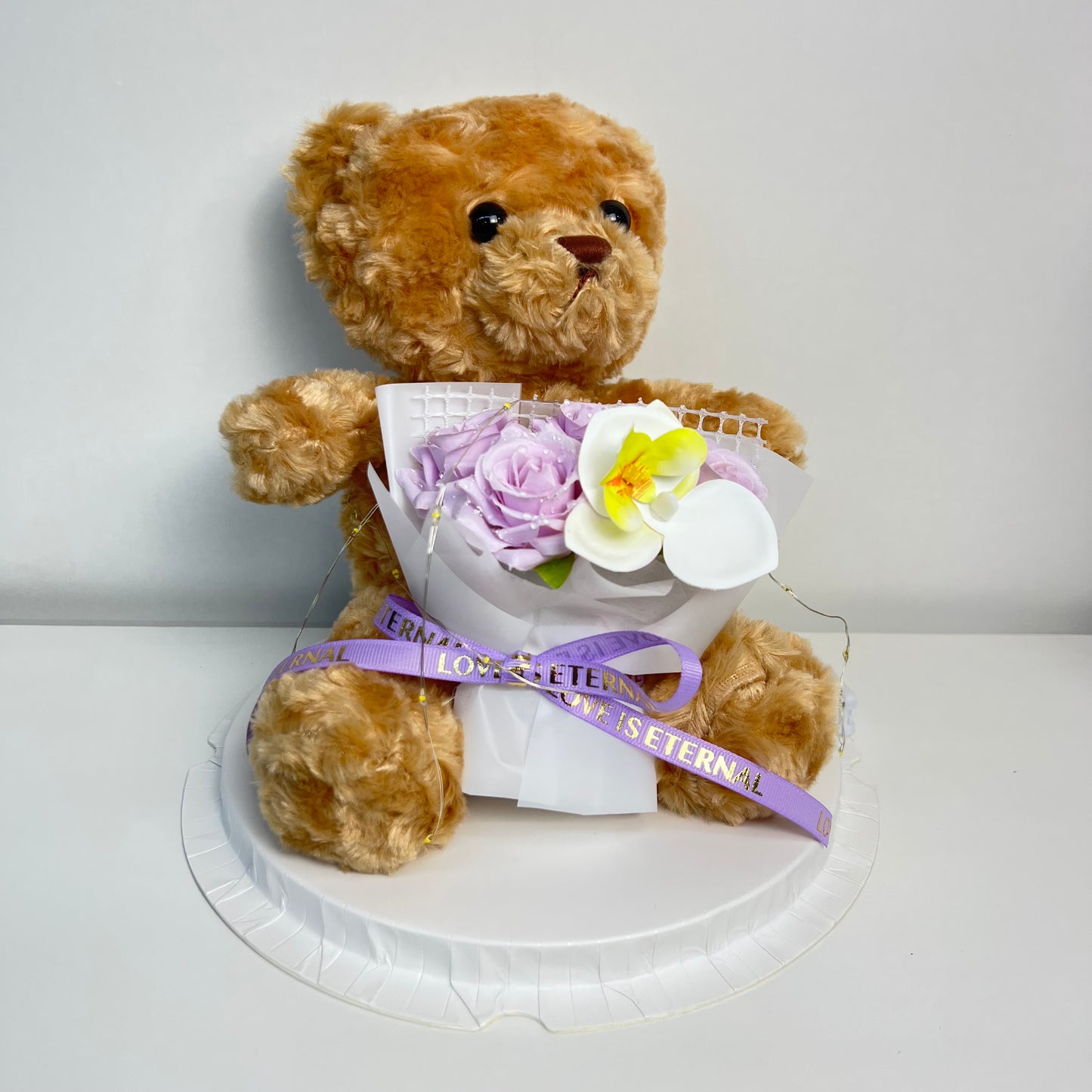 Fialový Plyšový Medvěd s Kyticí v Dárkovém Boxu 24 x 25 cm