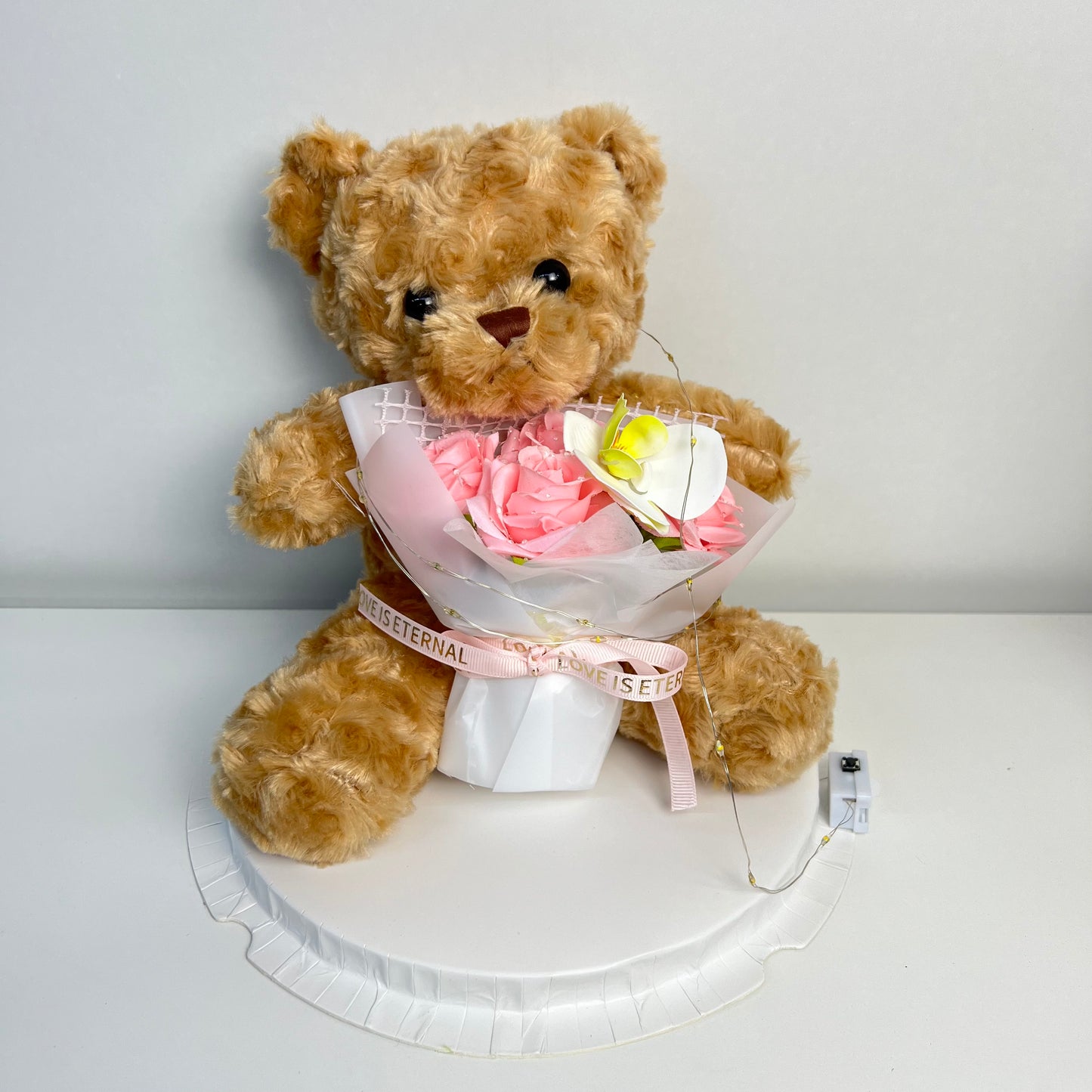 Světle růžový Plyšový Medvěd s Kyticí v Dárkovém Boxu 24 x 25 cm v Průhledném Boxu