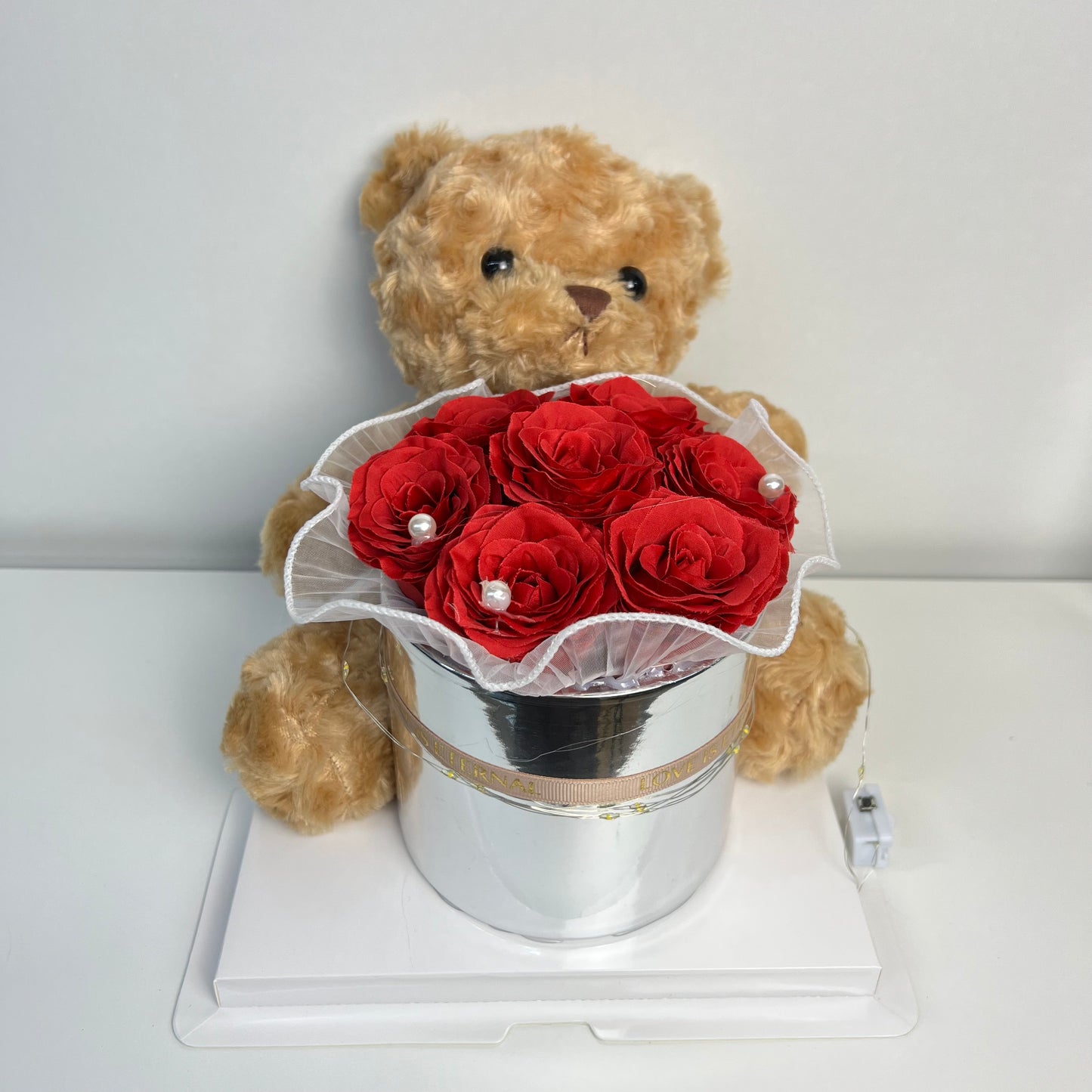 Medvěd s kyticí s krajkou v v průhledném boxu 28 x 22 cm