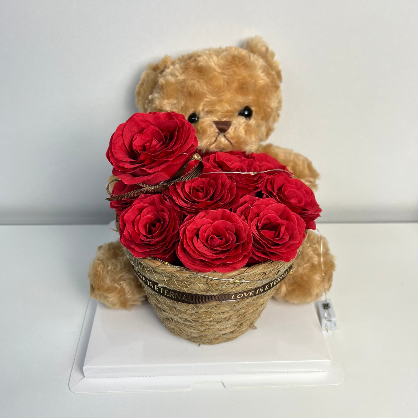 Medvěd s kyticí v proutěném košíku v Průhledném Boxu 28 x 22 cm