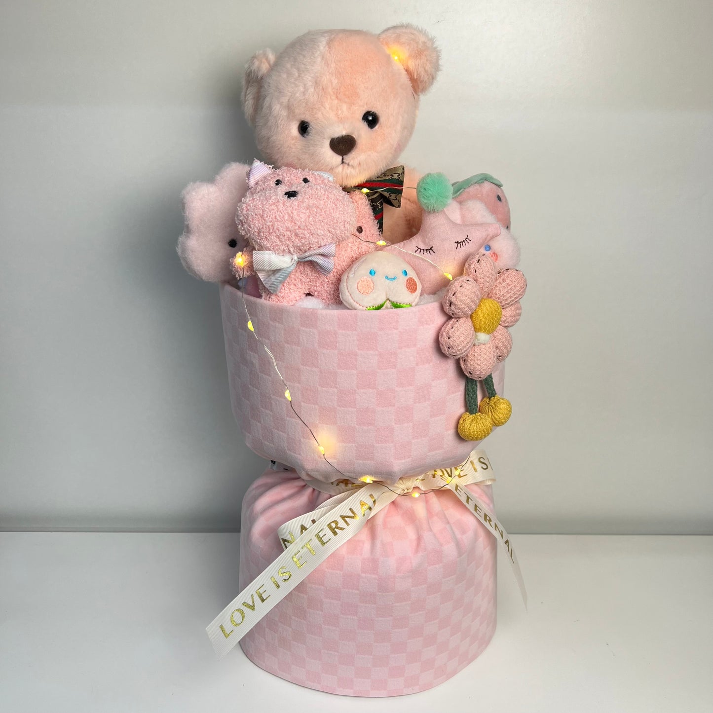 Růžová Plyšová Medvědí kytice, 2 Medvědi , 1 Jahoda, 2 Kralík, 1 Hvězda, 1 Mrak 47 x 20cm