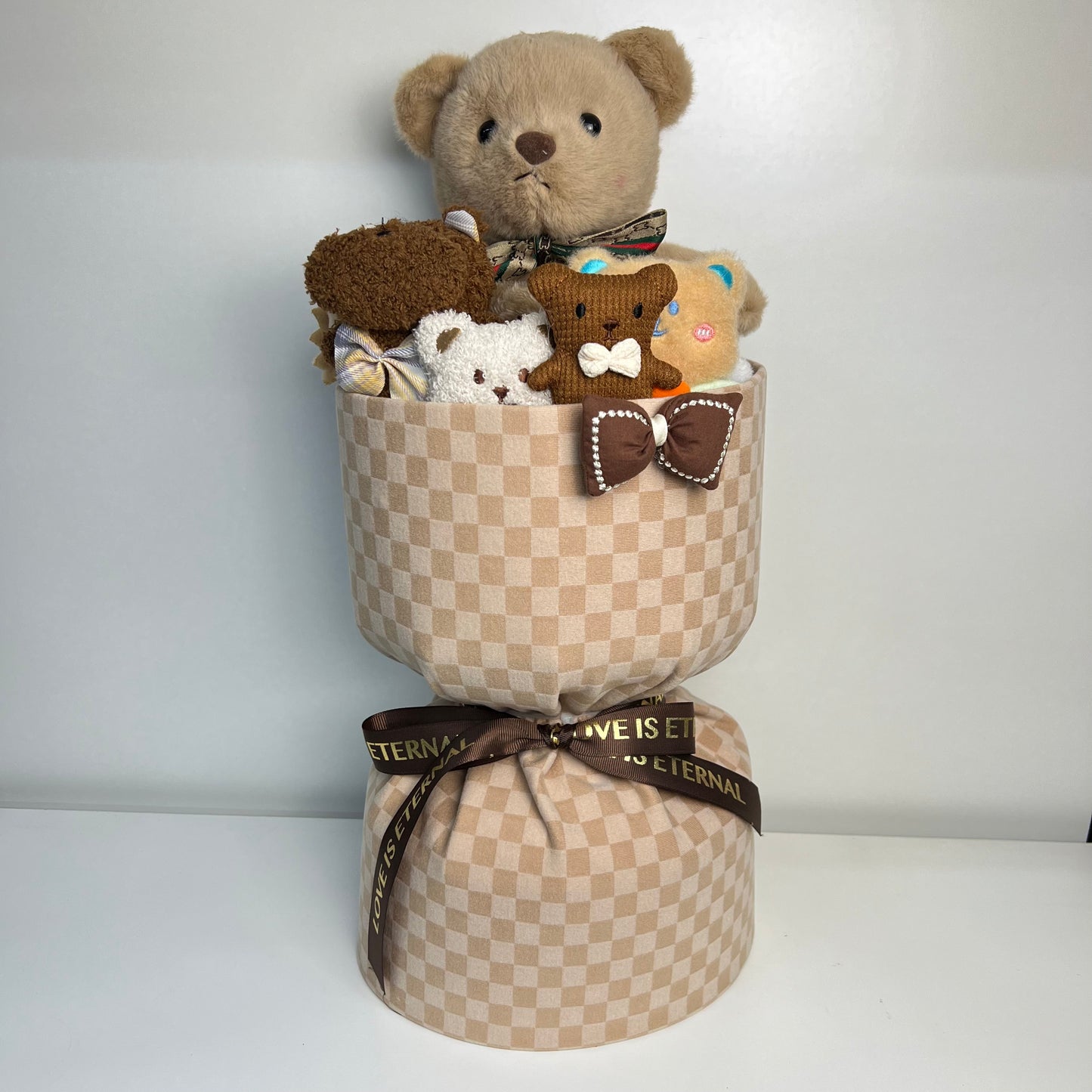 Hnědá Plyšová Medvědí kytice, 7 Medvědů , 1 Lev v průhledném boxu 47 x 20cm