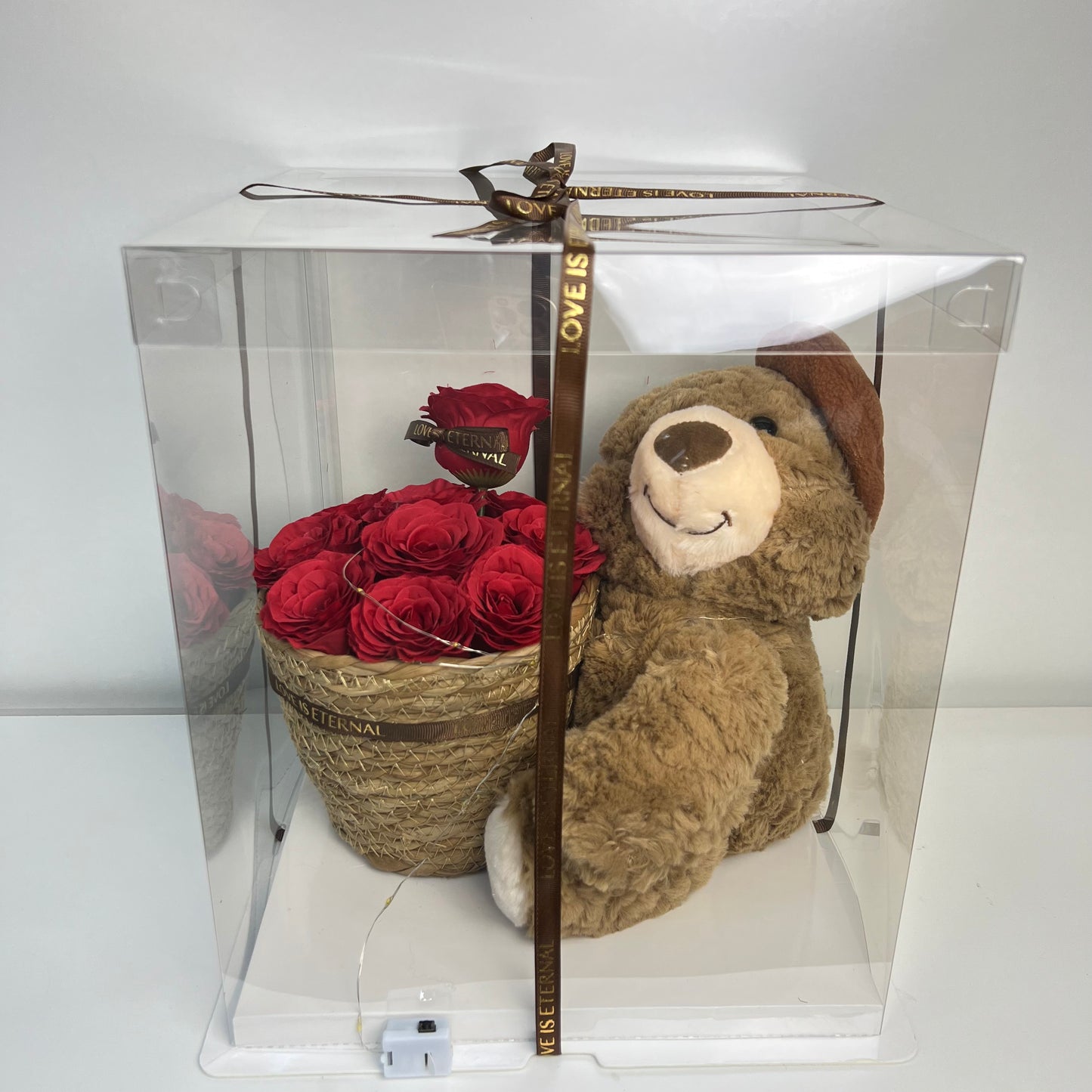 Medvěd s kyticí v proutěném košíku v Průhledném Boxu 31 x 26 cm