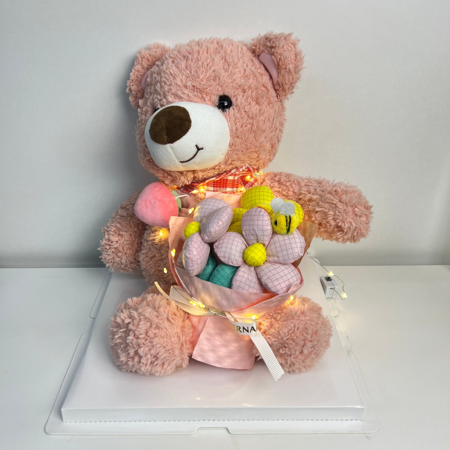 Růžový Plyšový Medvěd s Kyticí 30cm v Průhledném Boxu