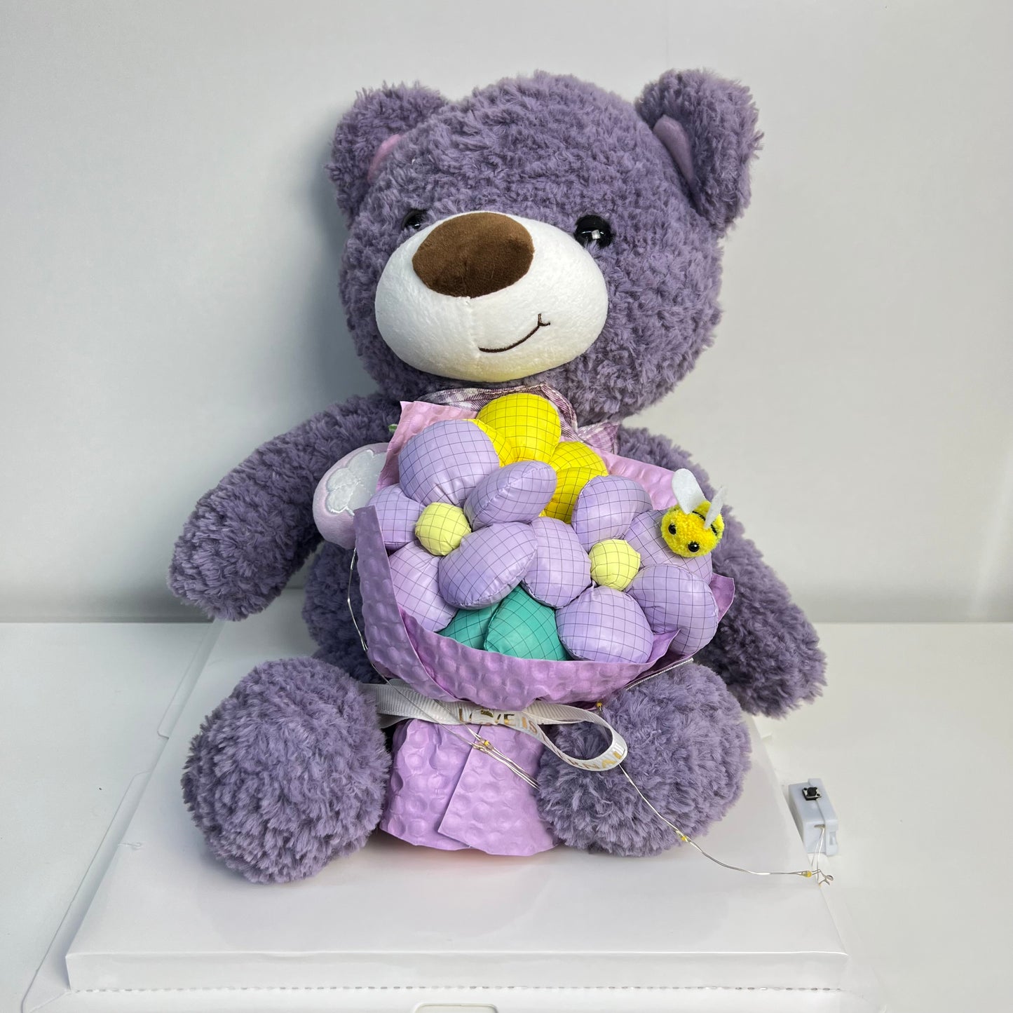 Fialový Plyšový Medvěd s Kyticí v průhledném boxu 30cm