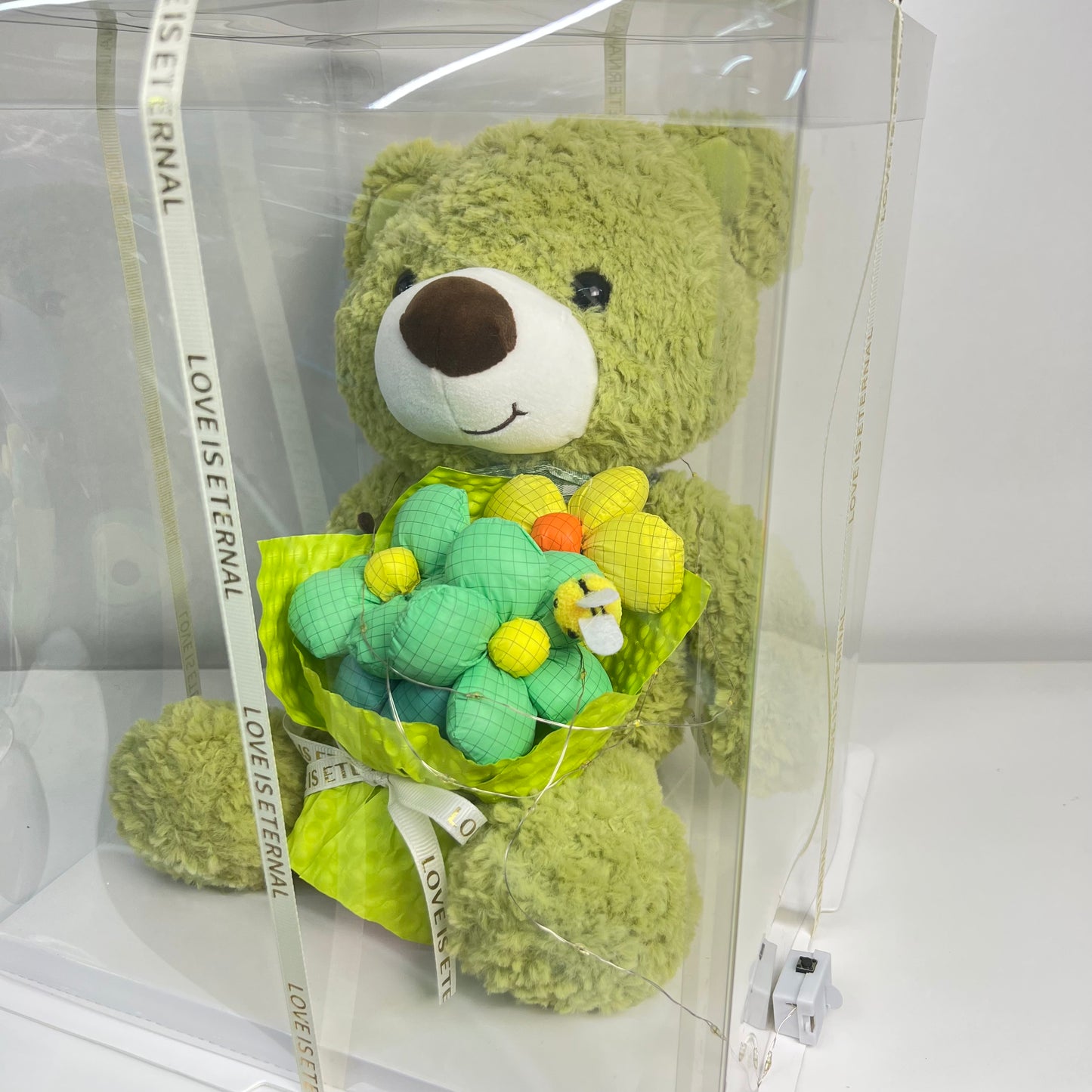 Zelený Plyšový Medvěd s Kyticí 30cm v Průhledném Boxu