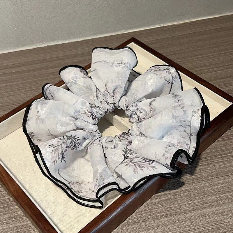 Francouzské jemné a elegantní květinové scrunchie