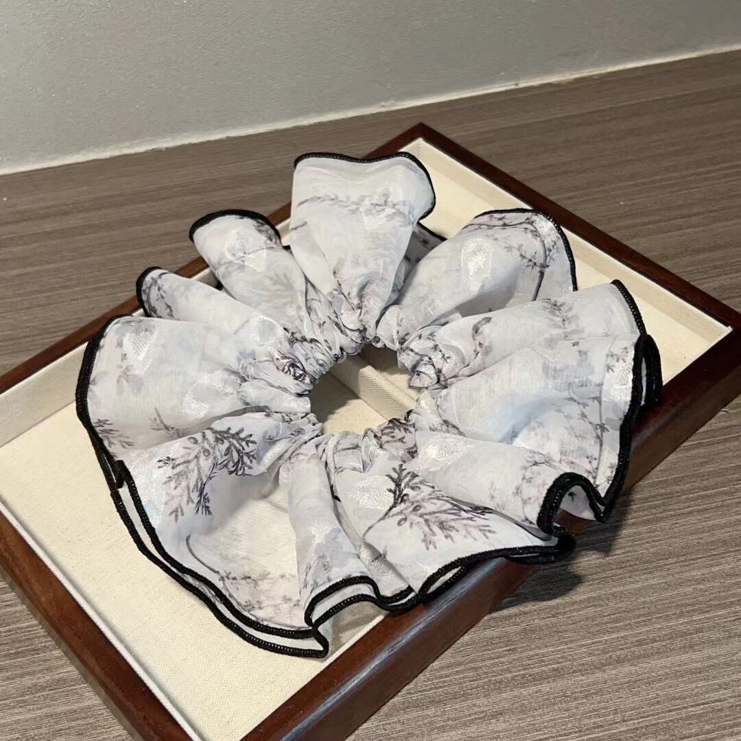 Francouzské jemné a elegantní květinové scrunchie