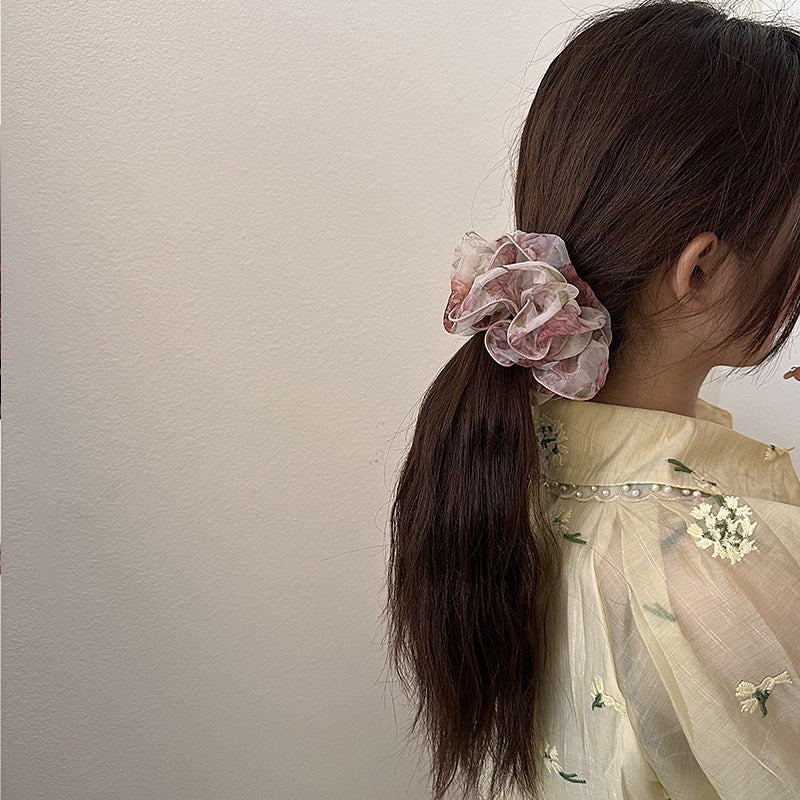 Tenký flower scrunchie