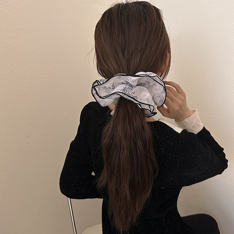 Francouzské jemné a elegantní květinové scrunchie