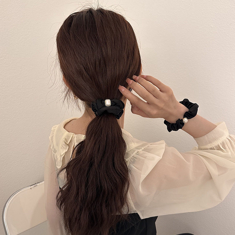 Minimalistická gumička s perlovým doplňkem