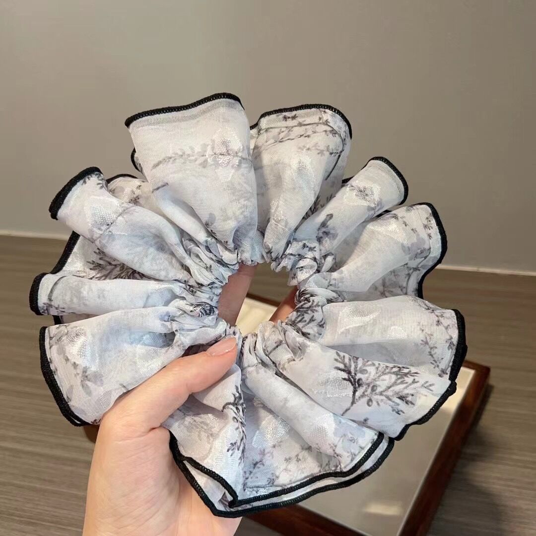Francouzské jemné a elegantní květinové scrunchie
