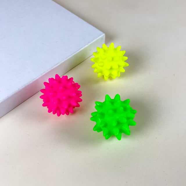 ANNAM Gumový míček s bodláky 5.5 cm
