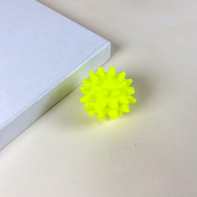 ANNAM Gumový míček s bodláky 5.5 cm