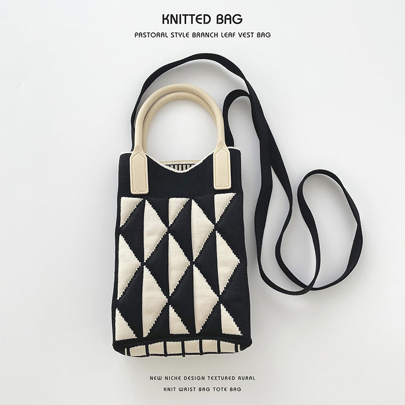 Geometric Elegance Mini Phone Purse Trojúhelník černý